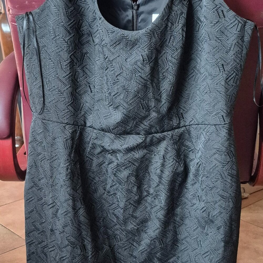 Trina Turk size 10 Black Sleeveless Cocktail Knee Length